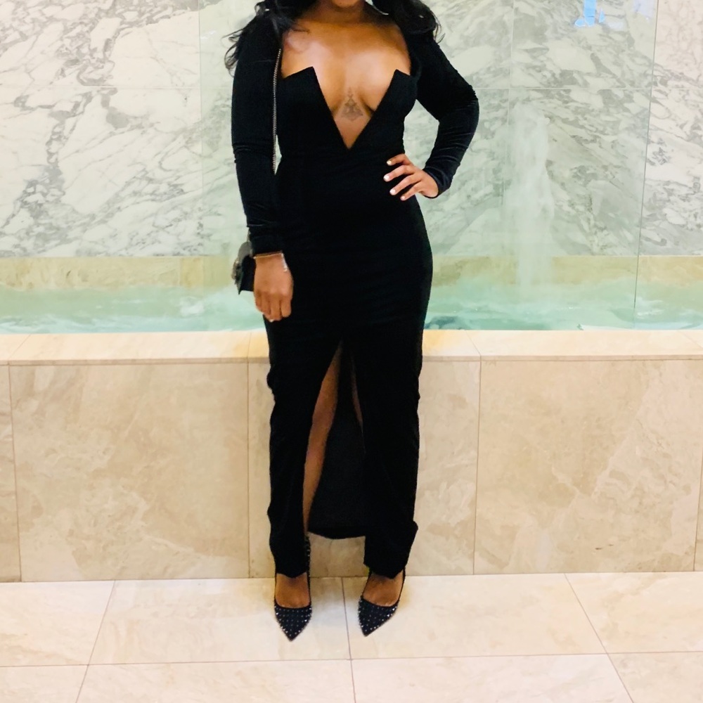 ‘CHARLOTTE’ BLACK VELVET PLUNGE NECK MAXI GOWN